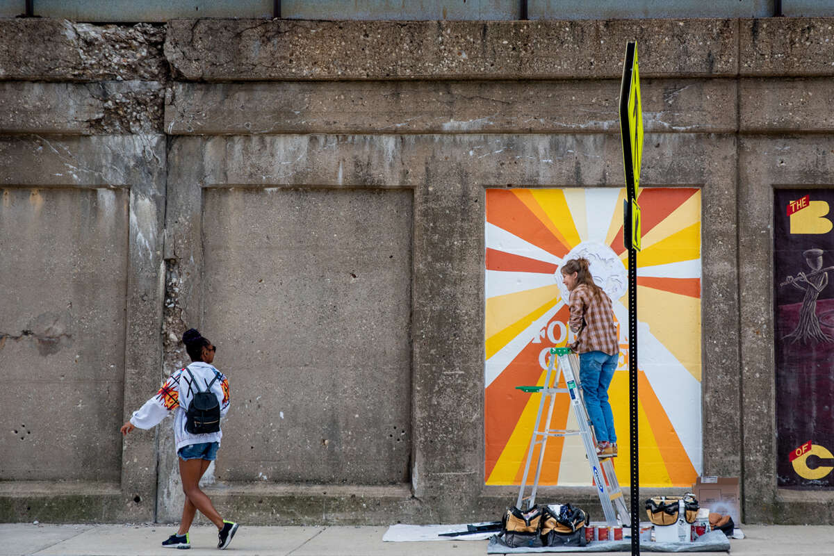Oak Park Woman painting a mural 0848