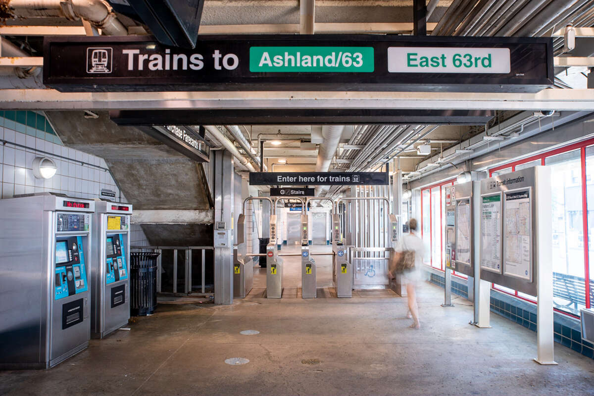Inside entrance of Oak Park Green Line station.