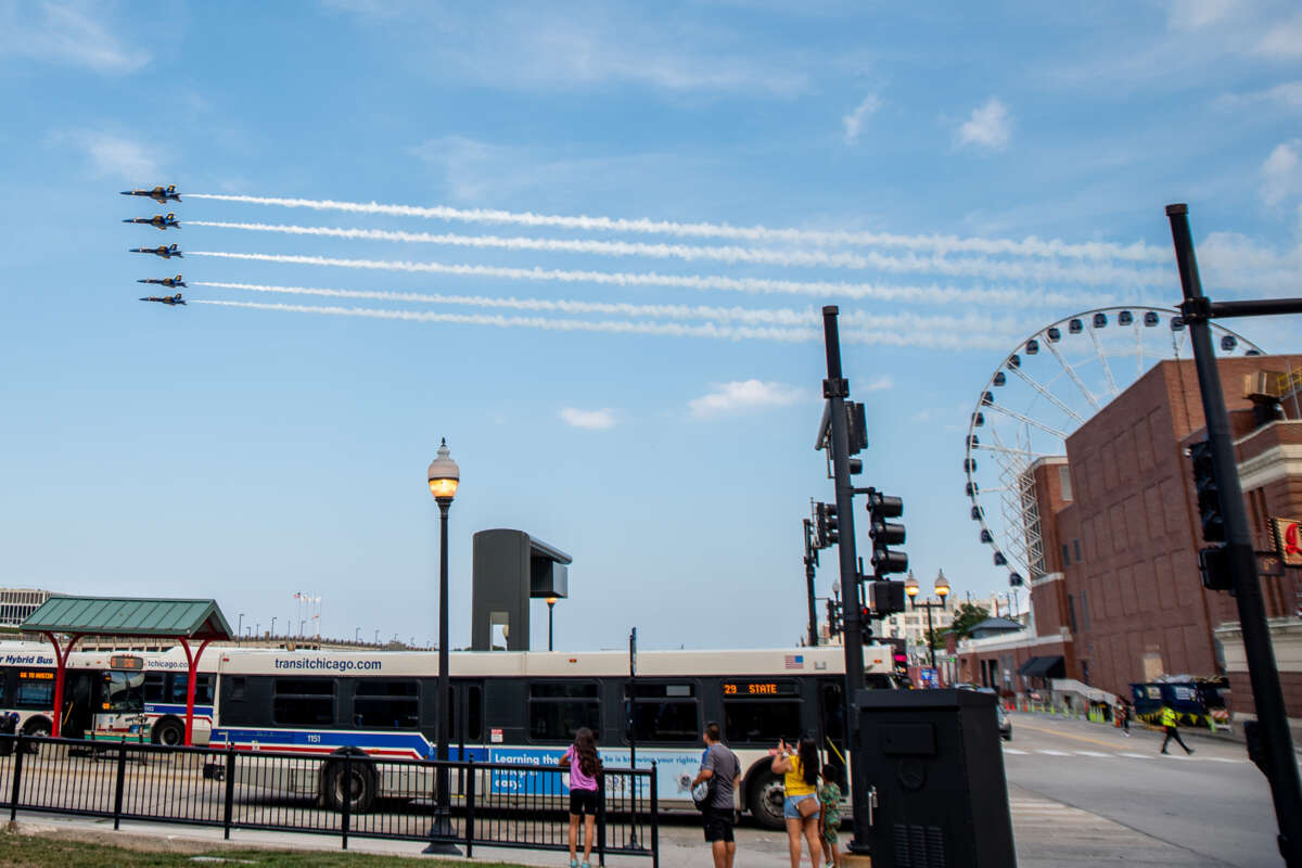 ELECTRIC BUSES AT NAVY PIER BUS TURNAROUND