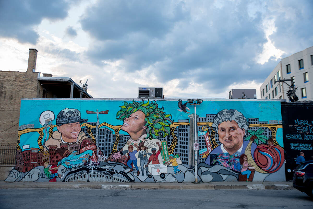 Chicago mural on a building.