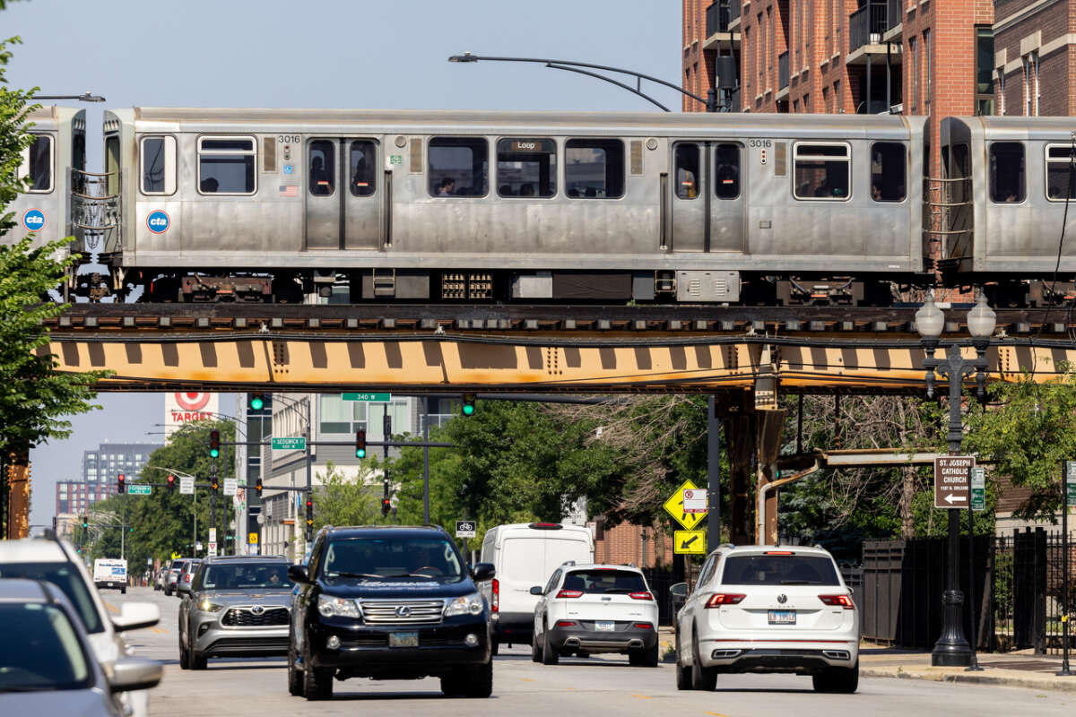 RTA Image Library - CTA Buses and Trains in Edgewater